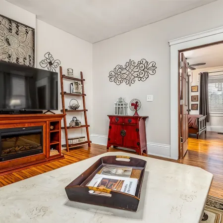 Elegant 2 BR With Stunning Kitchen Prime Location!
