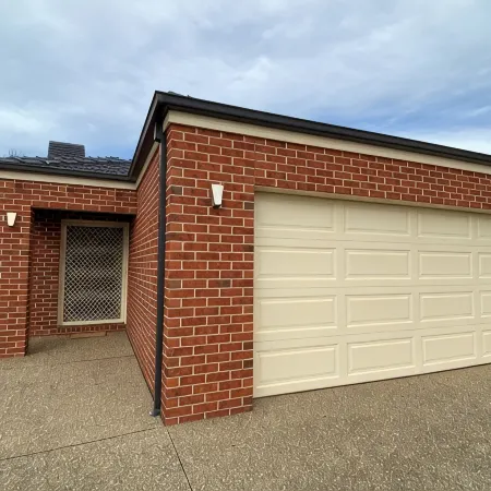 Modern waterfront luxury escape near Shepparton