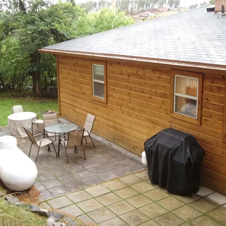 Old Town Cottage: Nestled on a forested hillside on the edge of Hill City