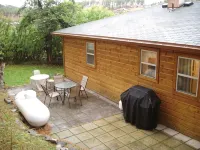 Old Town Cottage: Nestled on a forested hillside on the edge of Hill City - WiFi