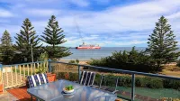 Alice Beside the Sea - 4 Bedroom Upstairs Apartment. - 3-Star