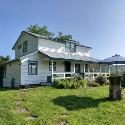 Catskill Farmhouse, mountain views, spring-fed swimming pond with deck, 22 acres - Mountain View