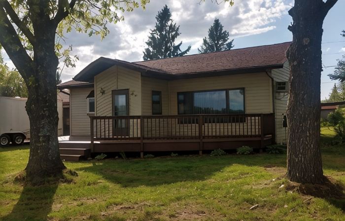 Beautiful, spacious 3 BR, 2BA home, close to everything the UP has to offer!