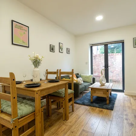 Cozy Urban 2BR with courtyard Hotele w: Gloucester