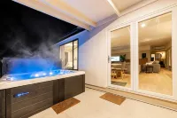 Galaxy 3BR Modern Home with Fireplace Outdoor Spa - spa