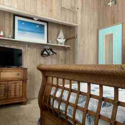 Stay where you play, On the water w/Boat dock & Trailer parking. Pet friendly! Rooms