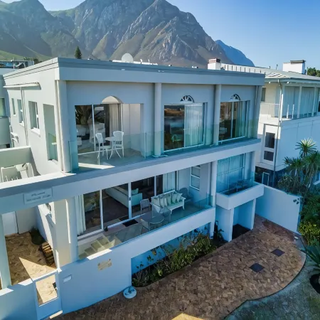 Hermanus Beachfront Lodge