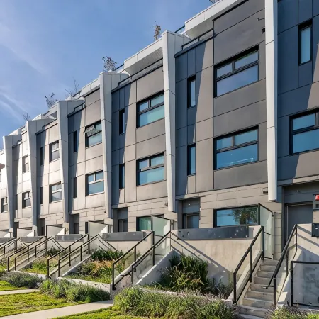 Van West Award Winning 3BR Home at QE park and Oakridge Mall/12 min to DT/Brand New