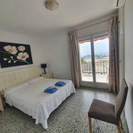 Roses: Super Apartment on the Beachfront in Downtown