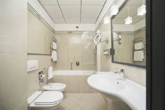 c-hotels Atlantic Отели рядом с достопримечательностью «Palazzo Lombardia»