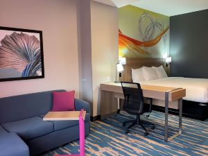 La Quinta Inn & Suites by Wyndham San Antonio Seaworld/Lafb