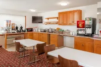 Super 8 by Wyndham Shipshewana Hotels in Middlebury