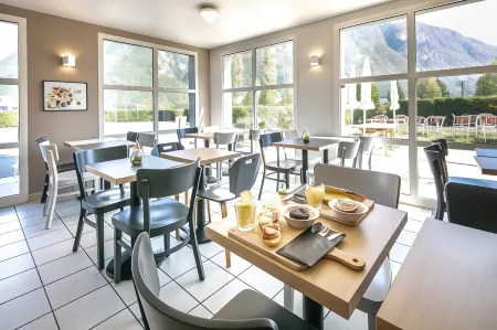 B&B Hôtel Saint Jean de Maurienne Отели рядом с достопримечательностью «Collet ski resort Allevard»