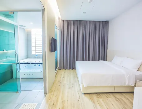 Minimalist Hotel Hotels near Toppen Shopping Centre