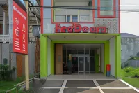 RedDoorz Near Hartono Mall Solo Hotels in Grogol