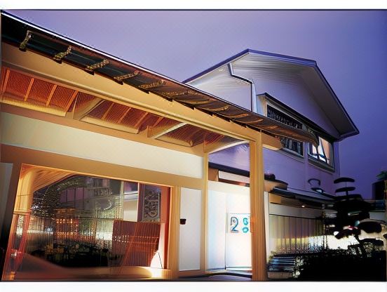 [칸스이엔 카쿠라쿠의 아름다운 정원 전경]