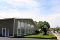 Days Inn by Wyndham West Yarmouth/Hyannis Cape Cod Area - parking
