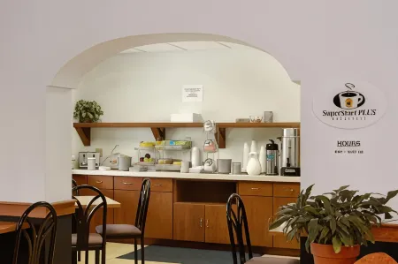 Super 8 by Wyndham Manchester Airport Отели в г. Манчестер