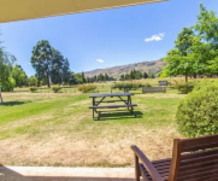 鄧斯坦湖汽車旅館