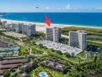 Beachfront, Renovated condo.  Great views of the gulf. WiFi and heated pool.