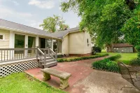 Oak River Company Farmhouse Hotels near Houston Church