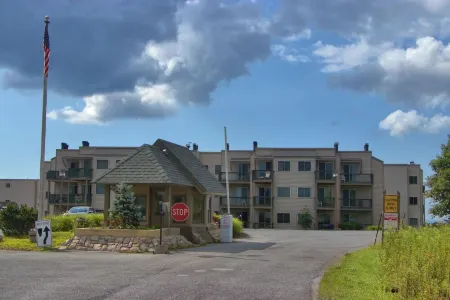 Cozy condo on Beech Mountain. with skiing, hiking,  wineries and waterfalls. Отели в г. Бич Маунтин