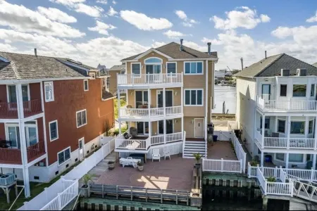 Bay Front Property with 360 Degree Water Views Отели рядом с достопримечательностью «Бордуолк»