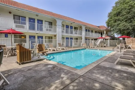 Motel 6 Pinole, CA Отели рядом с достопримечательностью «Парк Тилден Риджинал»