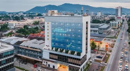 Pelican Hotel Отели рядом с достопримечательностью «AEON BiG Batu Pahat»
