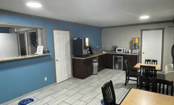 Days Inn by Wyndham Pratt