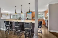 4bd house, Hot-tub, full-basement, pool table & big yard,3 full bathroom. Hotels in Bloomingdale Township