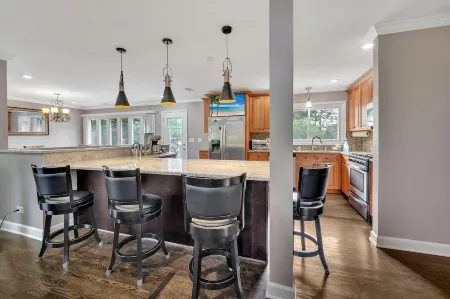 4bd house, Hot-tub, full-basement, pool table & big yard,3 full bathroom. Отели в г. Блумингдейл Тауншип