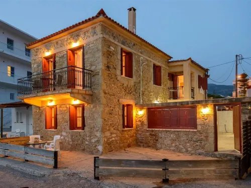 Waveside Sanctuary - Luxurious Seastone Villa - 4-Star