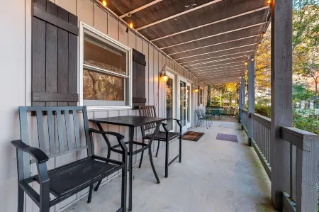 Charming Lakefront Retreat with Easy Access and Scenic Views - Cozy Getaway Отели в г. Резерфорд