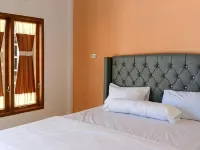 RedDoorz @ Sihole Paradise Inn Parbaba فنادق في Simarmata