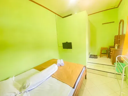 Hotel Gerung 1 Near Alun Alun Nganjuk Mitra RedDoorz Отели рядом с достопримечательностью «Симпанг Лайма Картохархо»