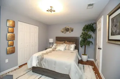 BEAUTIFULLY FURNISHED  COZY ENSUITE 2BR3 BA IN UPPER FELLS POINT, BALTIMORE USS Constellation 주변 호텔