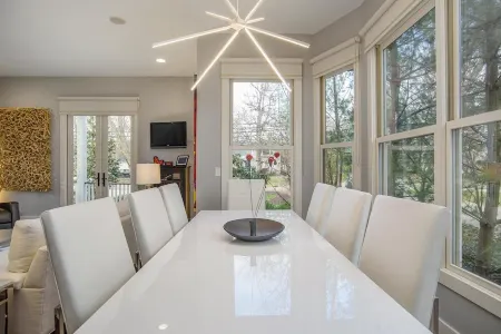 IN TOWN Luxury Resort -hot tub, heated pool & a two season entertainment room