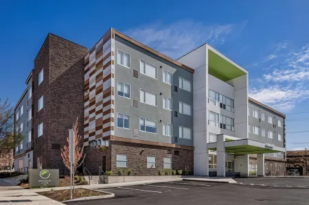 Element Bend Отели рядом с достопримечательностью «Парк штата Тамало»