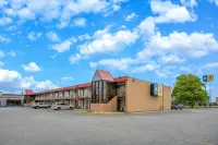 Super 8 by Wyndham Perrysburg/Toledo Hotels in Perrysburg