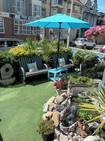 The Glenroy Guest House Отели рядом с достопримечательностью «Solaris Centre»