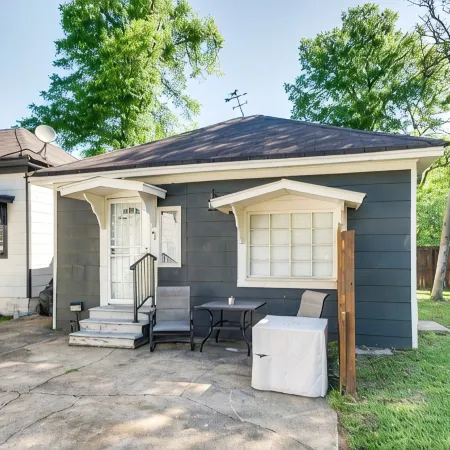 Sleek & Cozy Greenwood Studio Cottage!