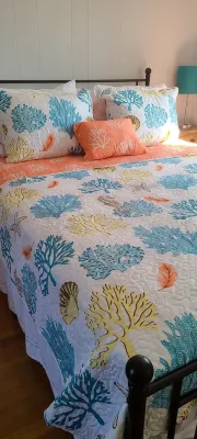 Historic home in downtown Milton w/hot tub. Quick drive to the Delaware beaches! Hotel a Milton