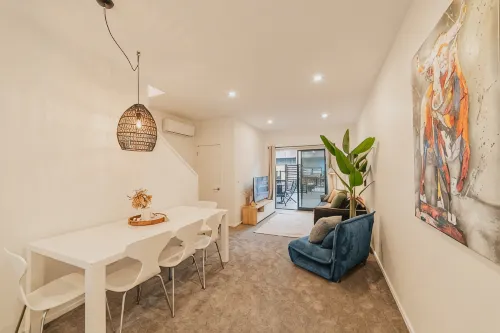 Downtown Bliss - 4-BR Retreat Amidst the Cityscape - 빌라