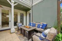 Luxurious 4Br Home Steps from Beach-Big Hot Tub,Fire Pit,AC,Bikes, 2 King Beds - 早餐