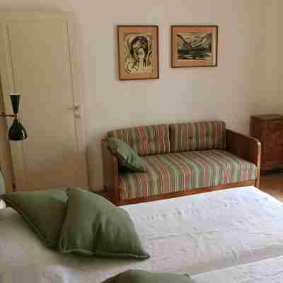 Elegant apartment, villa surrounded by greenery a stone's throw from the lake and the village Rooms
