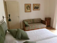 Elegant apartment, villa surrounded by greenery a stone's throw from the lake and the village -  Ferienhäuser