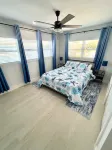The Blue River House. 3-bedroom Pool house in peaceful Fort Myers with AC, WiFi - Homestays