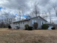 Cozy Modern 4Br Retreat on 1.5 Private Acres Near Yale & Trails Hotels in Hamden