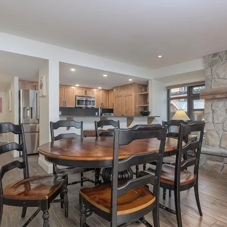 Family Time, Mountain Views, Perfect Vibes.Carleton Lodge Patio Condo.